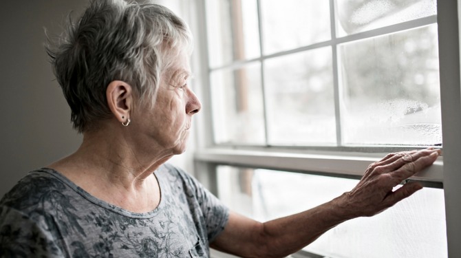 Martha (67) weigert AstraZeneca-vaccin omdat ze niet naar huisarts durft te fietsen