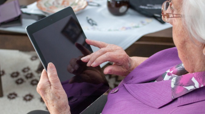 70-plussers weten niet meer hoe post werkt omdat ze de hele dag op hun iPad zitten