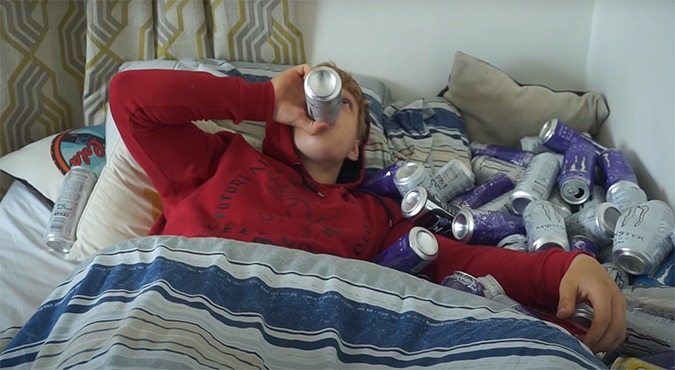 Man die elke dag 6 blikken Monster Energy drinkt denkt dat hij ADHD heeft
