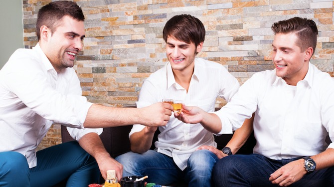 Man die voelt dat het gesprek de emotionele kant op gaat stelt voor drankspelletje te doen