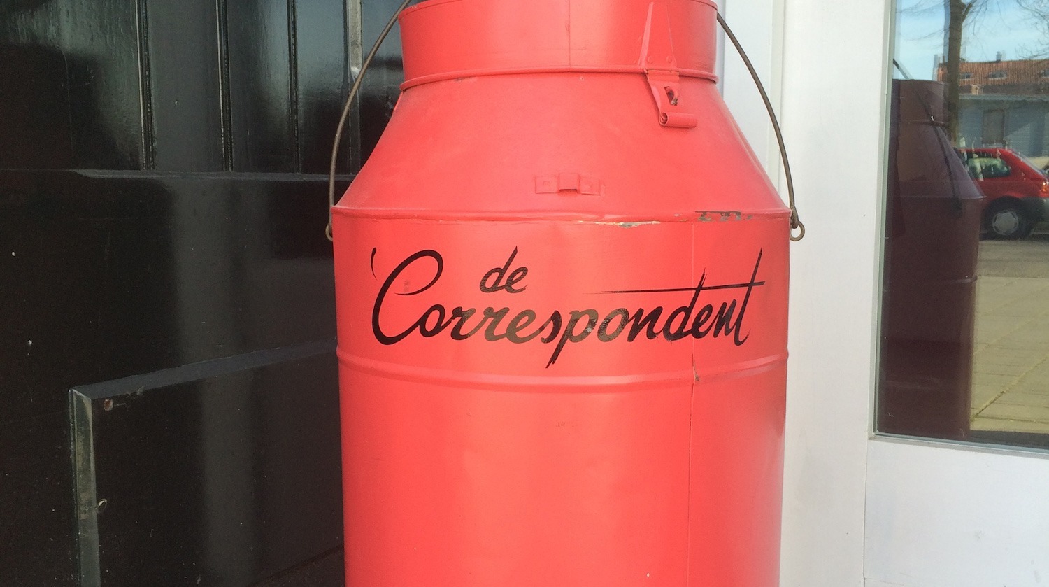 Redacteuren De Correspondent zijn al hele dag een boek aan het lezen