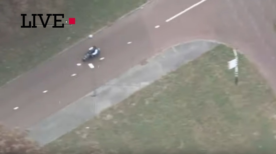 Rutte vlucht weg op fiets, achtervolging live op tv te volgen