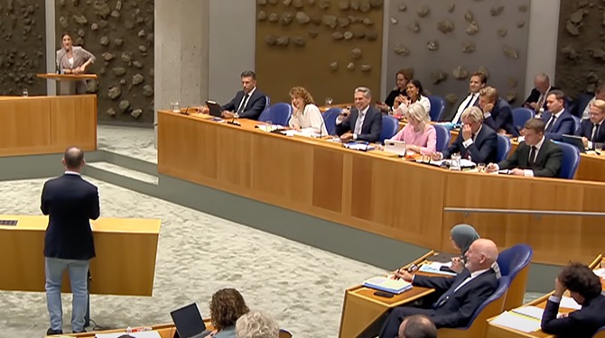 Kabinet vindt het nog te vroeg om Nederlandse grondwet te erkennen