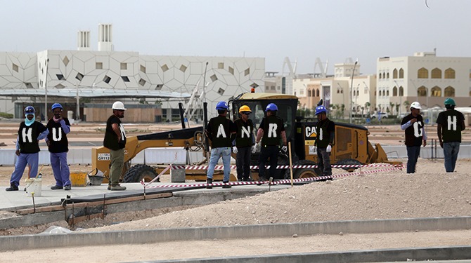 Prachtig statement: Qatar laat arbeiders werken in shirts met 'human rights' erop