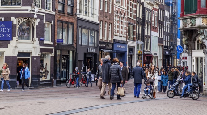 Verkoper daklozenkrant doet altijd alsof voorbijgangers niet bestaan