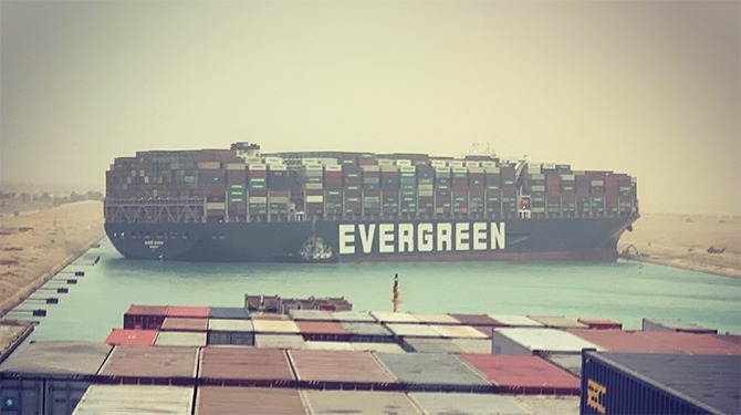 Pakketjes geretourneerd: containerschip Suezkanaal moet weer terug