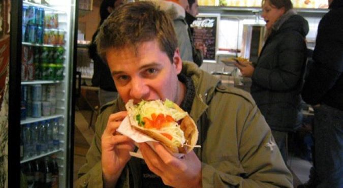 Avondklok afgeschaft tussen 3 en half 4 zodat iedereen nachtelijk broodje kebab met knoflooksaus kan halen