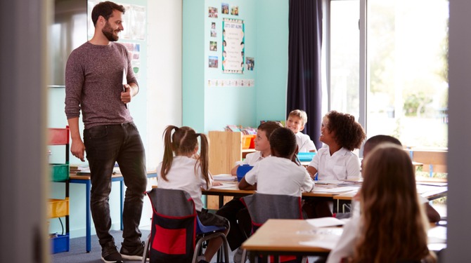 Pervers: deze man laat zich door 28 kinderen aanspreken als meester