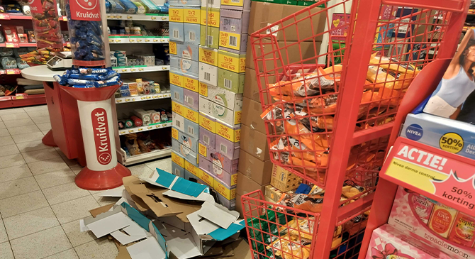 Kruidvat-medewerkers maken 's ochtends voor opening snel nog even een teringzooi van de winkel