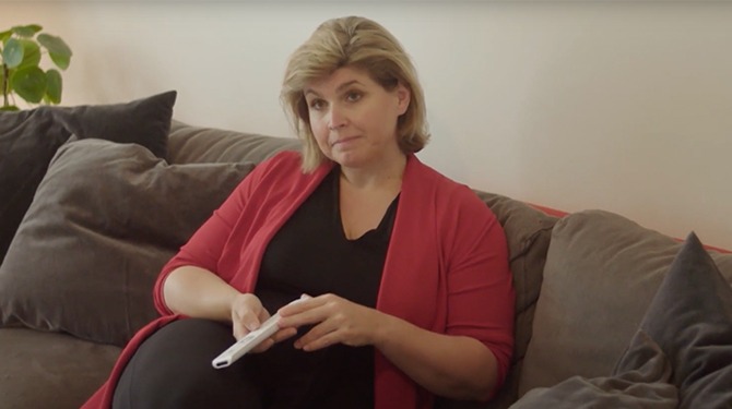 Vrouw die hele dag tv kijkt vindt dat jij maar eens aan het werk moet