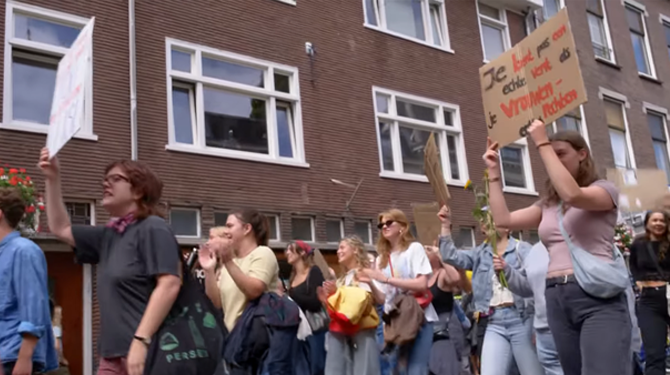Onverstandige groep vrouwen loopt zonder mannelijke begeleiding een protestmars