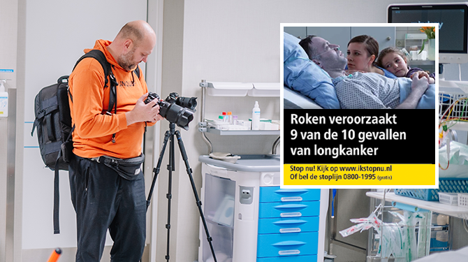 Afscheidnemende familie ruw onderbroken door fotograaf van sigarettenpakjes