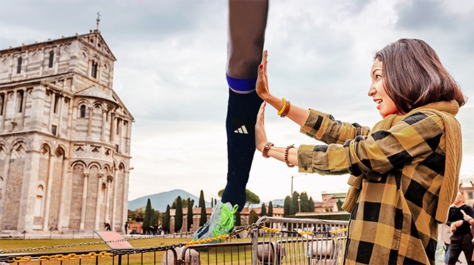 Toeristen in Pisa maken massaal foto's waarop ze de knie van Calvin Stengs overeind houde