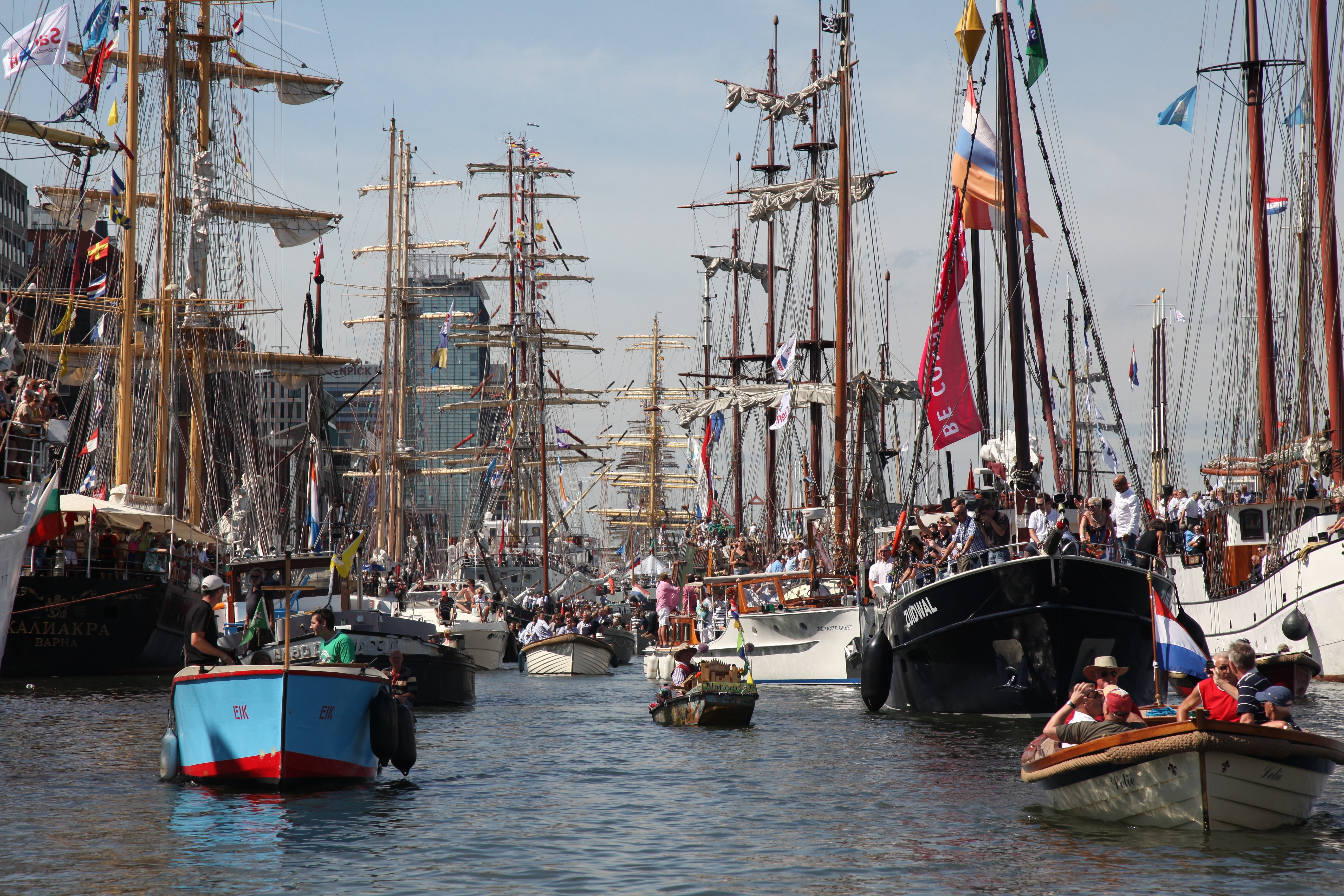 In de provincie vinden mensen SAIL té flamboyant: ‘Leuk dat je van boten houdt, maar dat hoeft toch niet zo openbaar?’