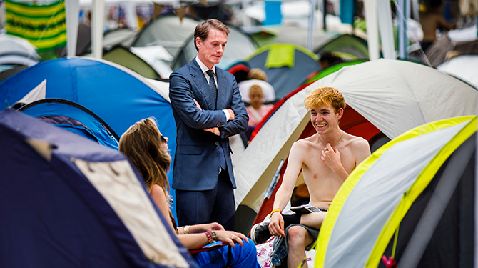 Doorgesnoven Laurens Dassen loopt op Lowlands van after naar after om te praten over Europa