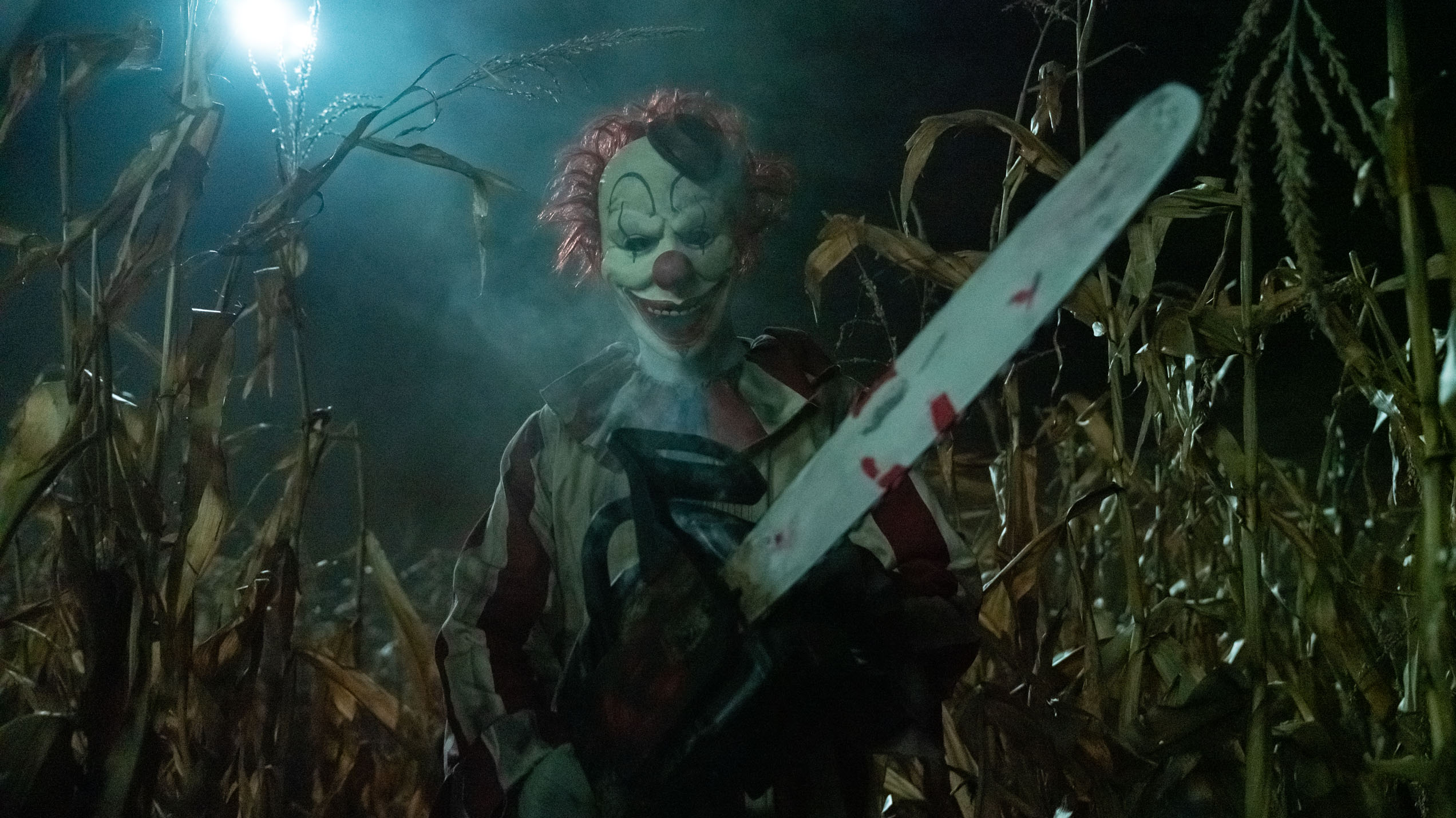 Clown met bebloede kettingzaag in maisveld is waarschijnlijk banger voor jou dan jij voor hem