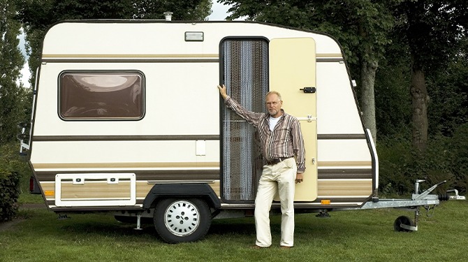Man die 40 uur per week in klein kantoor zit blij dat hij drie weken in een caravan zit