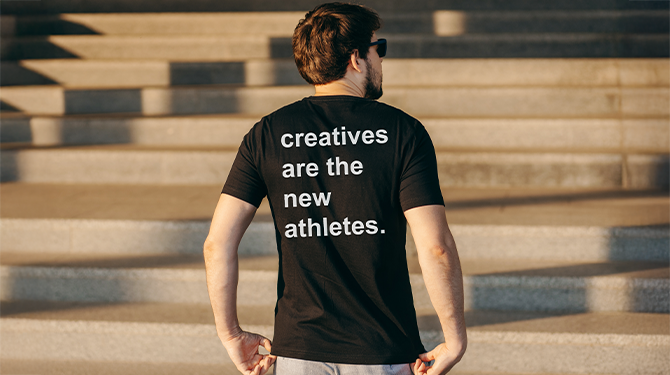 Creatieveling draagt hetzelfde shirt als alle andere creatieven