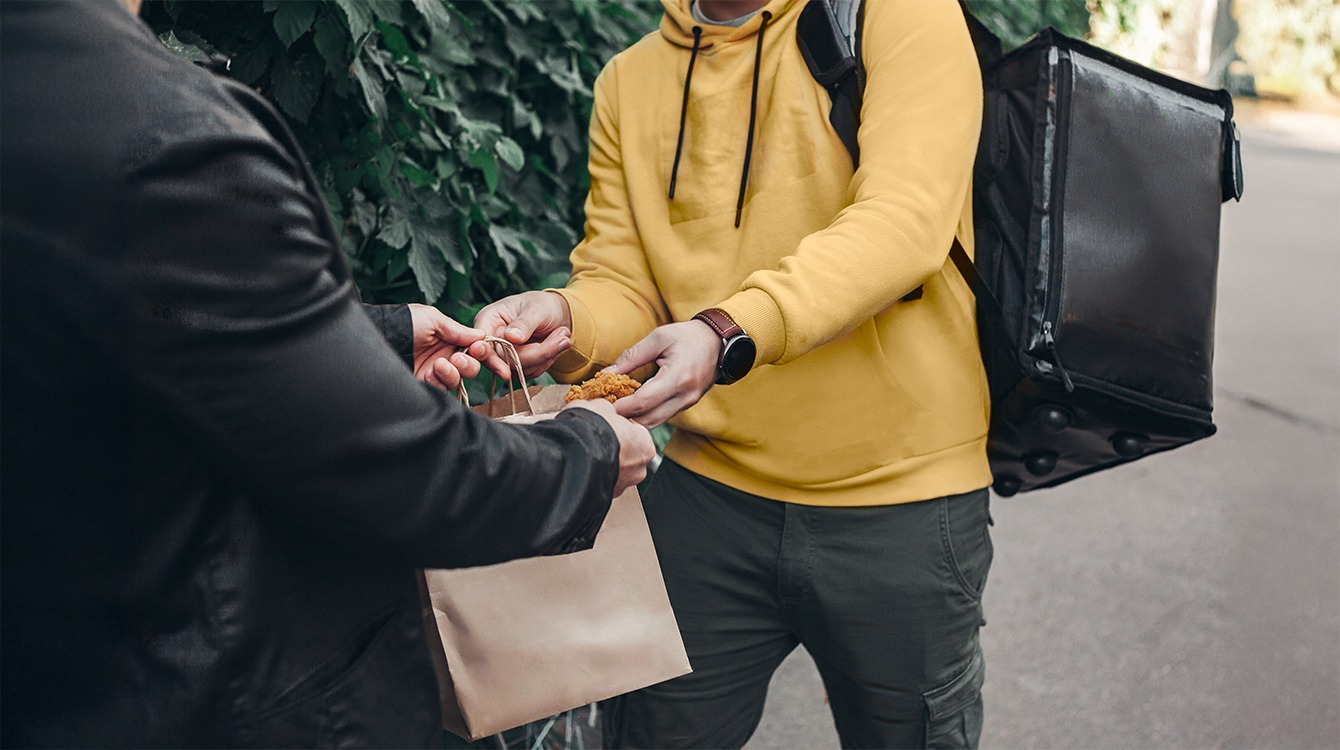 Etiquette: hoeveel stukjes kip geef je een bezorger als fooi?
