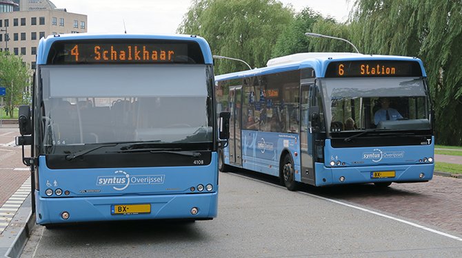 Zelfrijdende bus groet automatisch andere zelfrijdende bussen