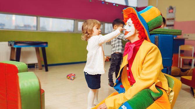 Contemplatieve clown Gerbo zet kinderen aan het denken: ‘Waartoe zijn we op aarde en waar is m’n neus?’