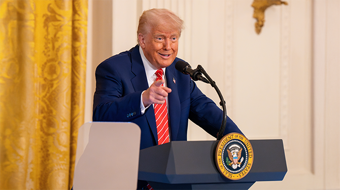 Trump: 'Arme Amerikanen zonder gezondheidszorg moeten paar jaartjes door de zure hartaanval heenbijten'