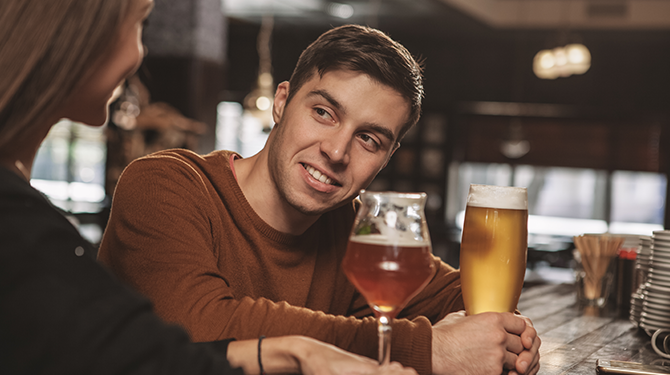 Openhartige man biecht tegen vrouwen in de kroeg op dat hij ze wel zou doen