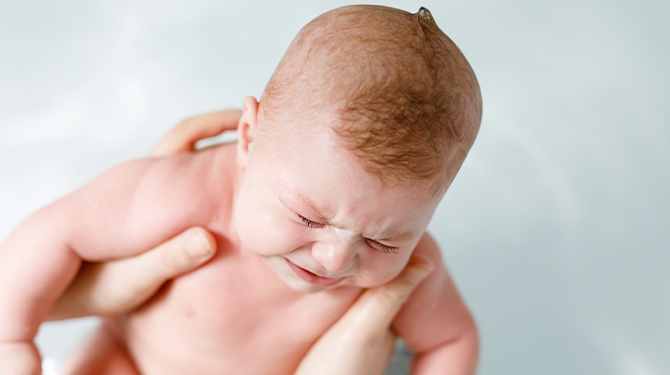 Linde test haar bad altijd eerst even met haar baby
