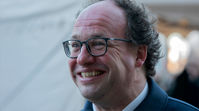 Reizigers eerste klas krijgen handgeschreven, op maat gemaakt lyrisch gedicht van Wouter Koolmees