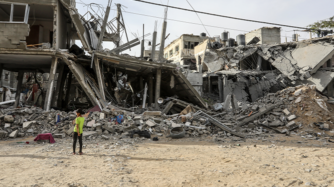 Palestijns kind kijkt vol jaloezie naar precisiebombardementen op Iran