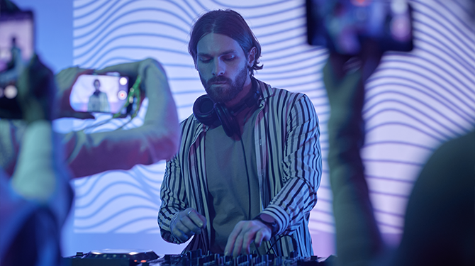 DJ bedankt fan voor het filmen van zijn neusgaten in 4K