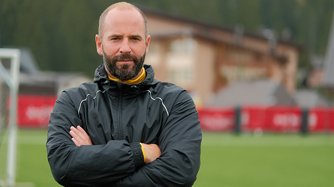Trainer verlengt snel contract voor hij in verband wordt gebracht met Ajax
