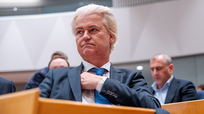 Wilders kondigt in persconferentie nieuwe afleidingsmanoeuvre aan