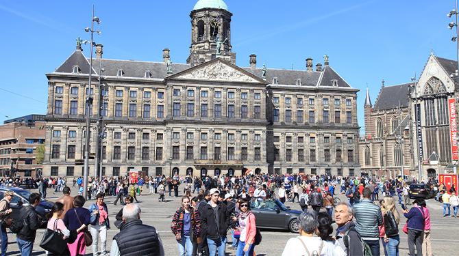 Verwarde, schreeuwende man in Amsterdam gaat advertentieruimte aanbieden in zijn tirades