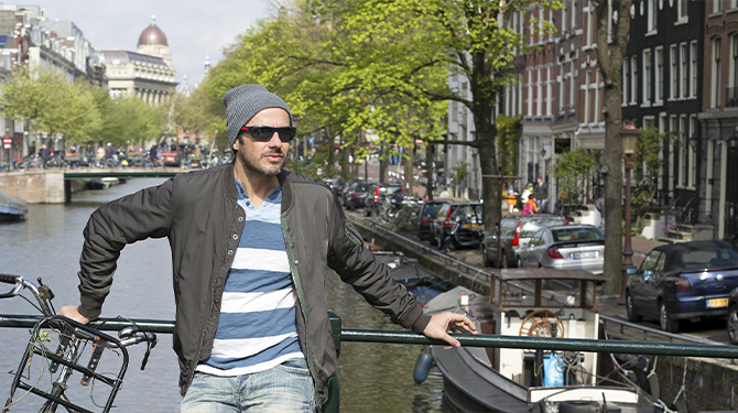 Amsterdammer die terugkomt van vakantie in buitenland ziet er tegenop om weer Engels te moeten praten