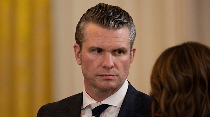 Vrouw Hegseth vindt het een 'red flag' als ze zijn berichtjes over Jemen niet mag lezen