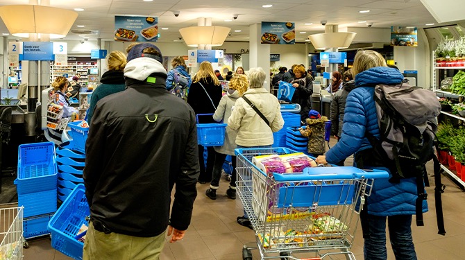 Tanja (47) staat vier uur lang bij de kassa omdat ze klanten met kleinere boodschapjes snel even voor laat gaan