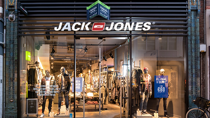Veertiger die per ongeluk Jack & Jones binnenloopt hardhandig afgevoerd door beveiligers