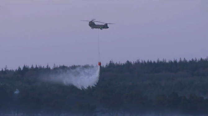 Defensie bewijst klaar te zijn om een groot stuk vijandelijk natuurgebied plat te branden
