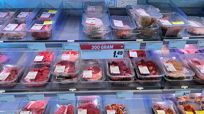 Supermarkt noemt korting op vlees duurzaam: ‘Onze mond is beste wapen voor verkleining veestapel’