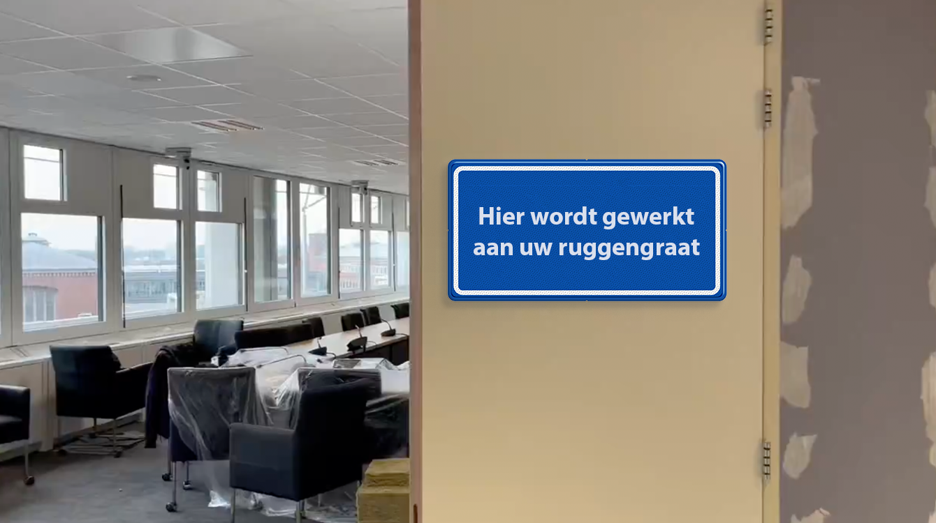 Borden geplaatst bij NSC fractiekamer: ‘Hier wordt gewerkt aan uw ruggengraat’