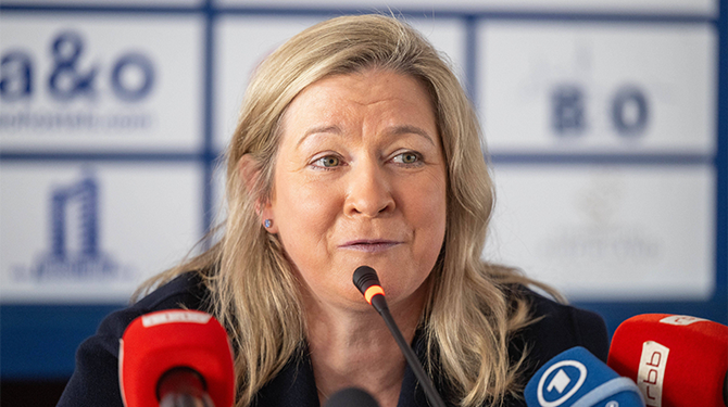 Claudia Pechstein stopt met schaatsen om nog 'paar jaar' te kunnen keepen bij Ajax