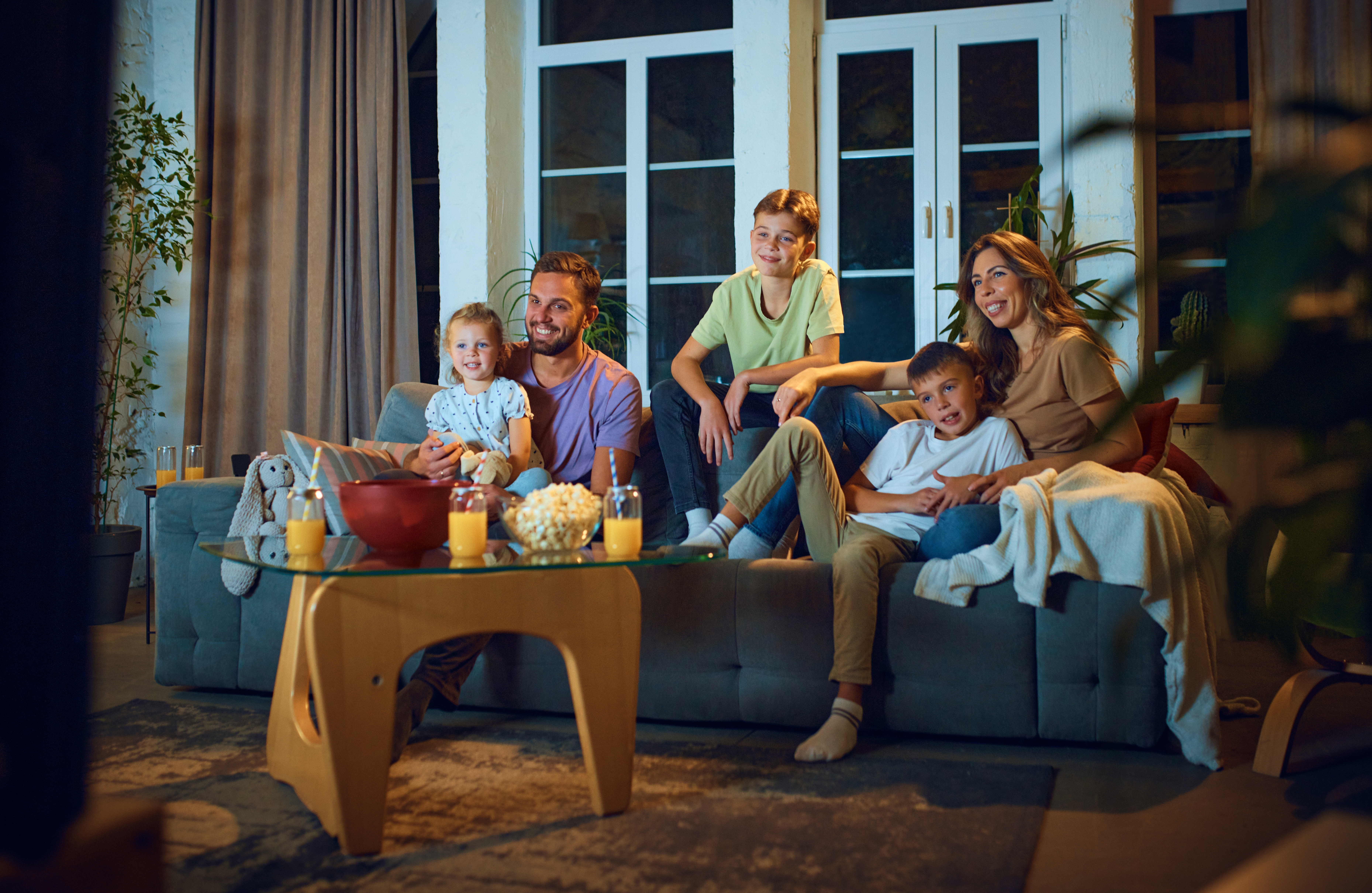 Vader maakt opstelling bank waarmee televisie wordt gekeken bekend