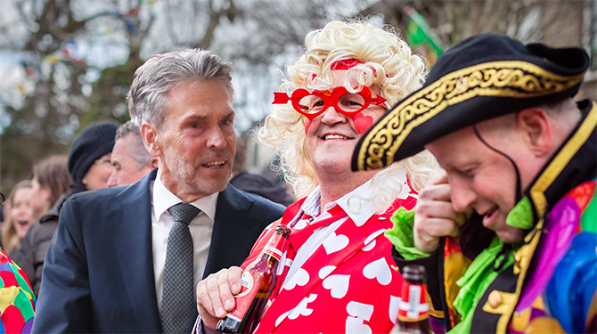 Dick Schoof verkleedt zich voor carnaval als minister-president