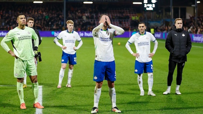 Carnavalsstunt: RKC treedt in PSV-shirts aan tegen Go Ahead