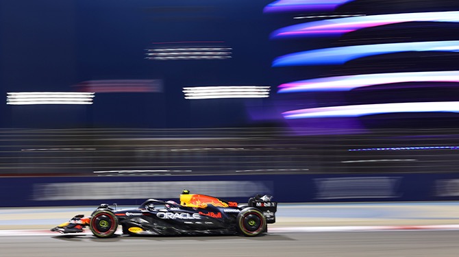 F1-coureurs balen van schreeuwende vaders langs de baan