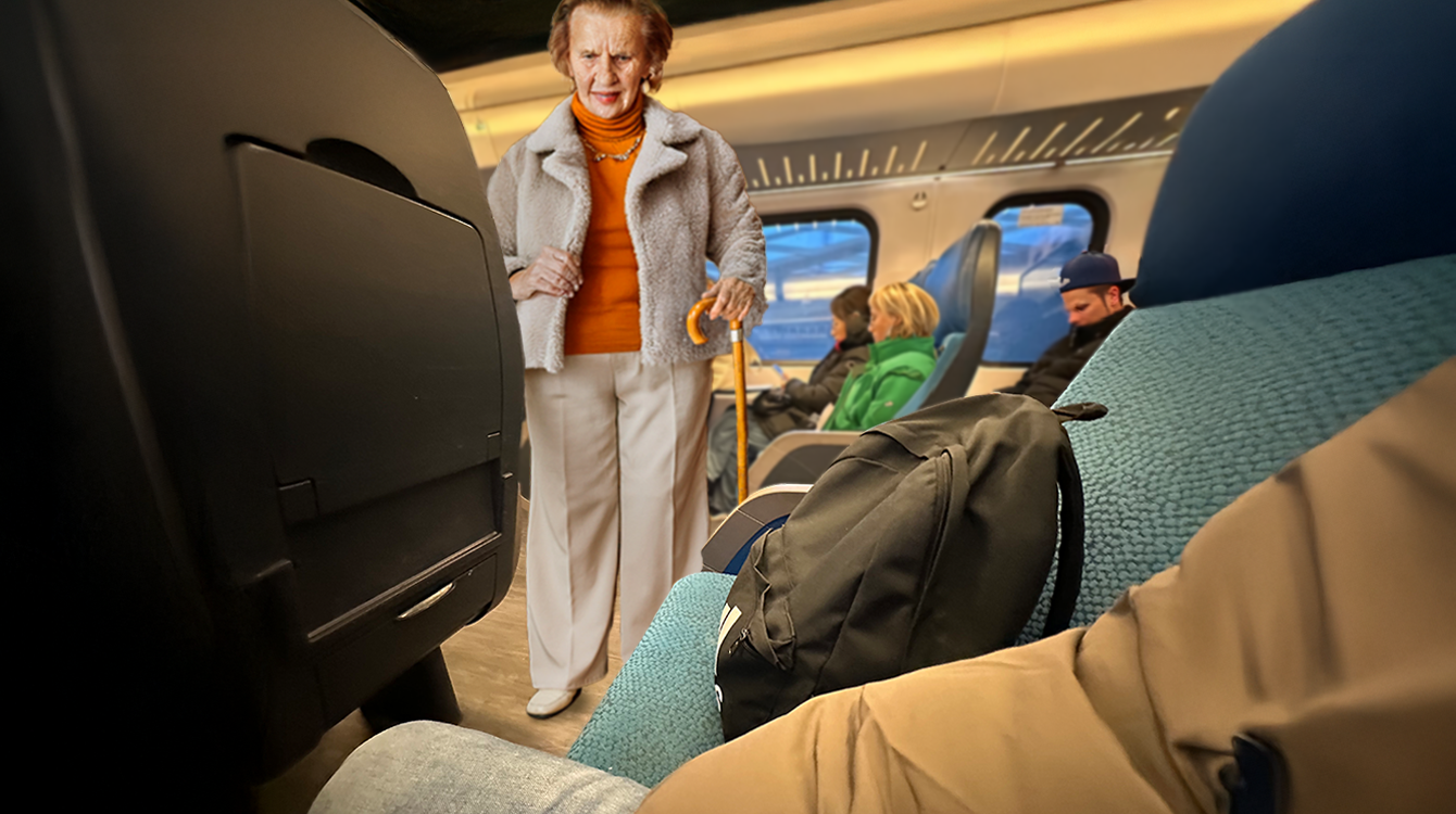 Bejaarde vrouw in trein staat op zodat rugzak van Remco een zitplek heeft