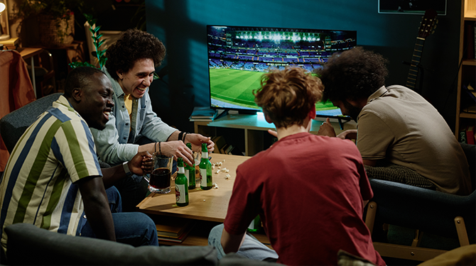 Vriendengroep die hele avond over voetbal lult vindt het ‘fijn dat ze weer even hebben bijgepraat’