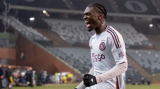 Ajax-fans hebben nieuwe parel om over een jaar uit te jouwen
