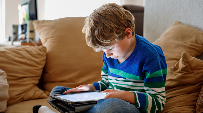 Jaygo (4) dreigt met verkiezingen als hij niet op de tablet mag